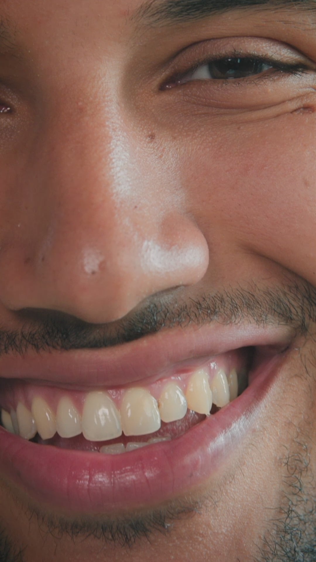 Cargar vídeo: Pasta de dientes blanqueante de Carbón 100ml